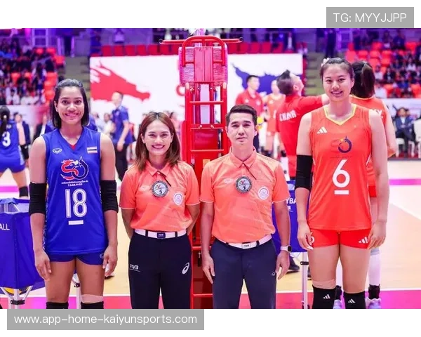 中泰建交50周年庆典友谊赛中国女排与泰国女排激战正酣 中泰建交50周年庆典友谊赛中国女排与泰国女排激战正酣