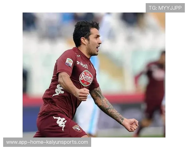 那不勒斯中场斜塞切穿防线完成推进