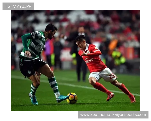 本菲卡中场抢断后迅速形成威胁:攻守转换的极致艺术 本菲卡中场抢断后迅速形成威胁:攻守转换的极致艺术